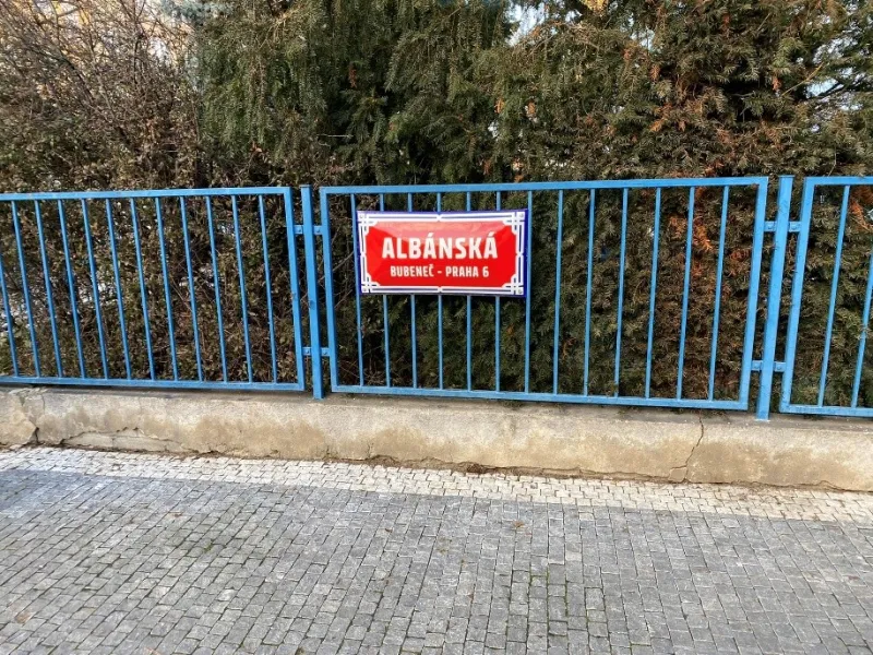 Pozemní komunikace Albánská, Praha 6